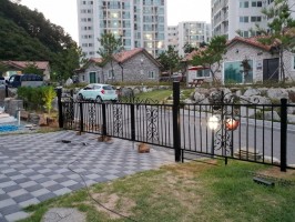 강원도 양구소재 전원주택울타리휀스 테라창살04-11 기초매립형 출입4쪽문 1200용 블랙 메쉬