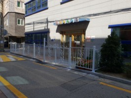 서울은평구소재 어린이집 테라아트06-06 + 테라창살04-11출입 쌍문 (백색 앙카용 H:1200, 체인고리)