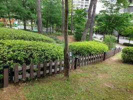 일산 고양시 공원 잔디보호휀스 합성목재 W-3000 (기초매립형, 경사브라켓, 높이0.4,기존휀스철거후시공)