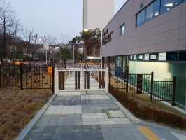 대전소재 테라휀스 A-001 (기초매립형, H:1.2, 브라운, 로고삽입) + 테라젠04-01 출입4쪽문+우레타무레일 자바라 1m 스텐304용